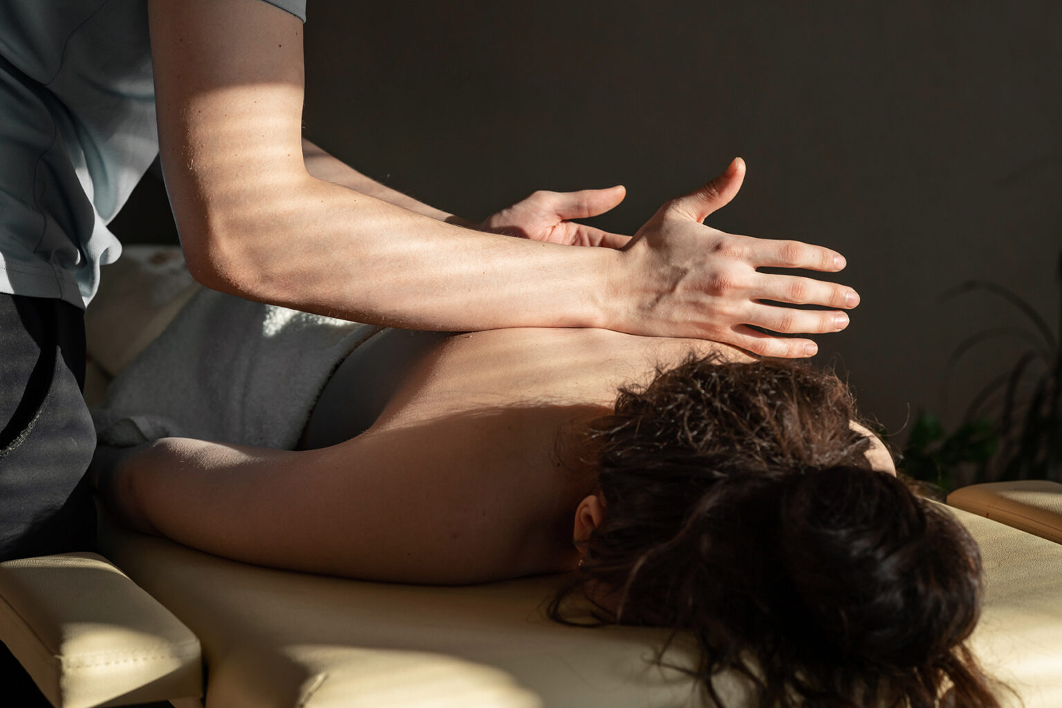 Madérothérapie : massage minceur aux outils en bois à Nice — Beauté Désirée