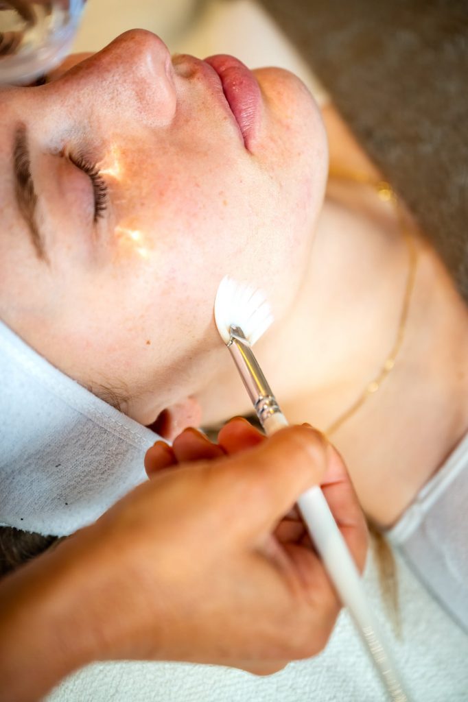Application d’un soin peeling sur le visage à Nice