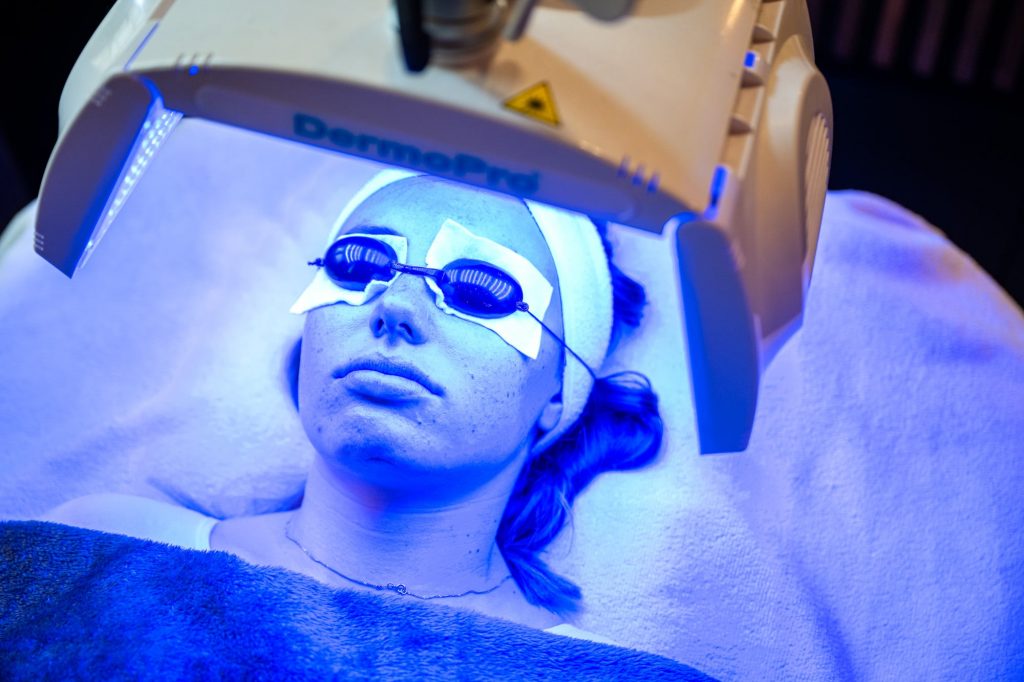 Photothérapie LED bleue du visage à l’institut Beauté Désirée à Nice