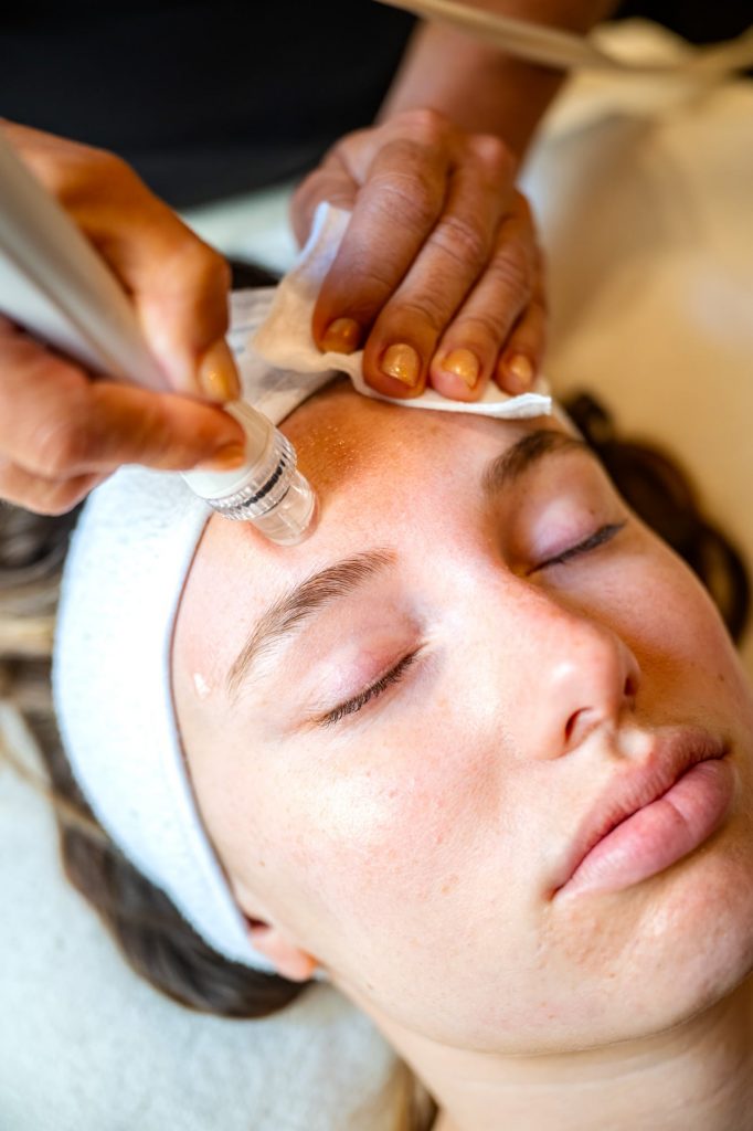 Application d’un peeling visage Celestetic à Nice