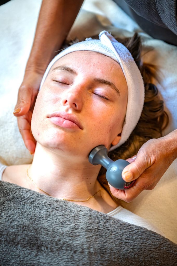 Soin du visage aux globes de froid à l’institut Beauté Désirée à Nice